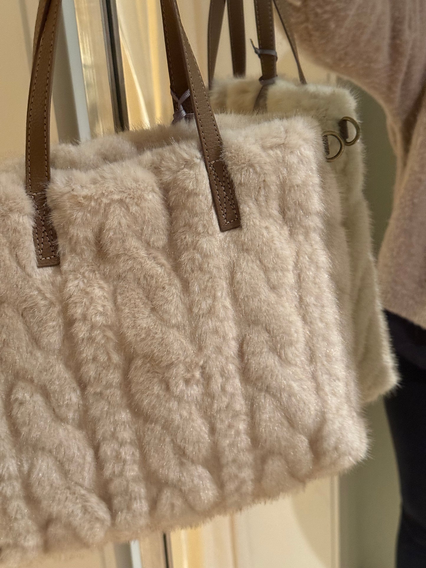 Felltasche mit Strickmuster