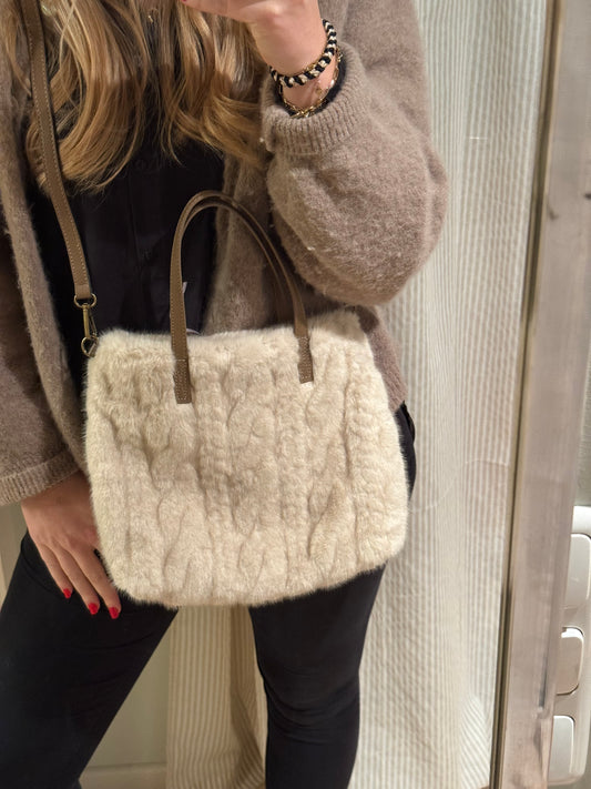 Felltasche mit Strickmuster