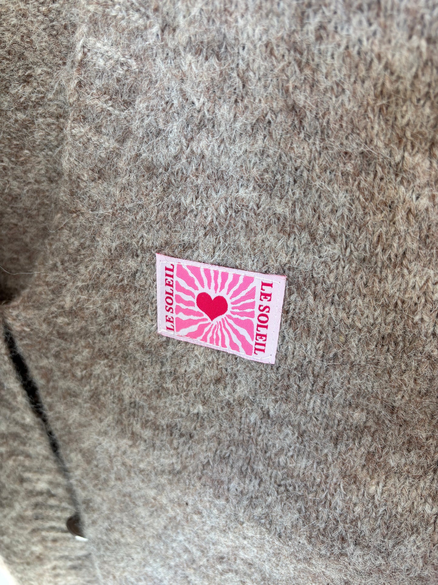 Strickjacke mit V-Ausschnitt und Patch