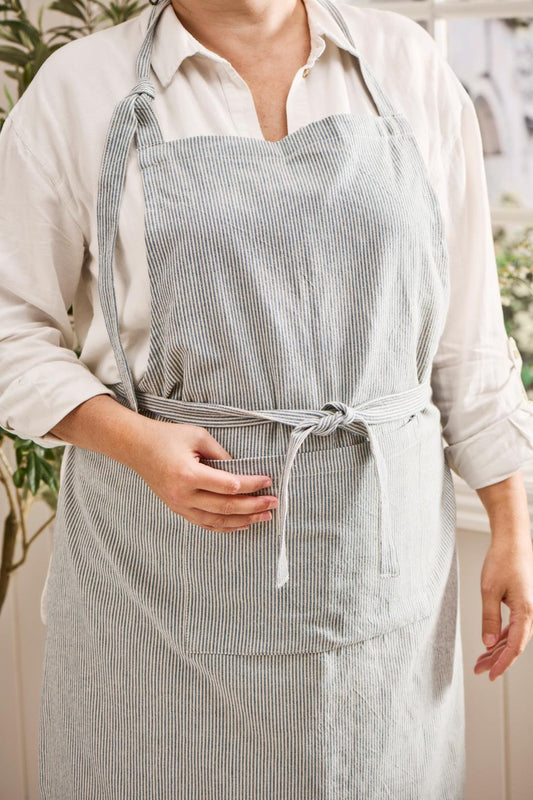 Schürze Charlie m/dünnen dunkelblauen Streifen und Tasche