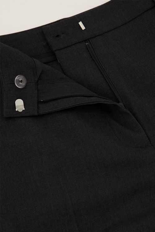 Graue Hose mit weitem Bein