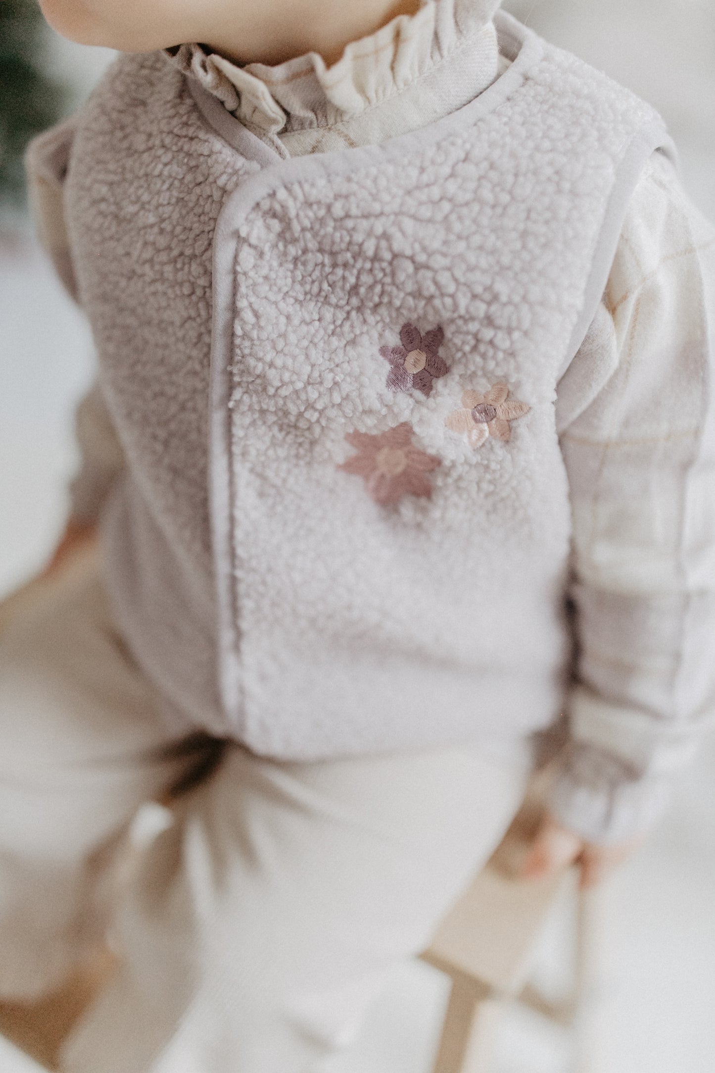 Teddy Weste 'lavender' mit Blumenstickerei - lavender