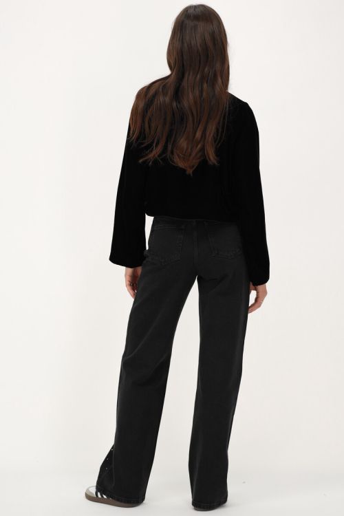 Schwarze Jeans mit weitem Bein und Steinen