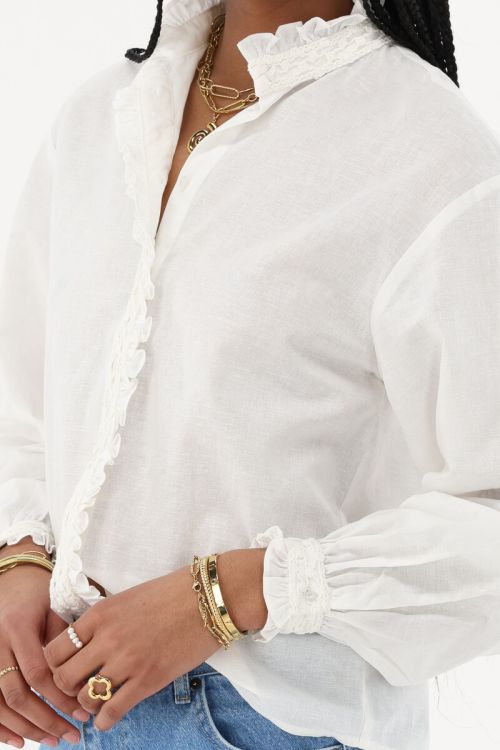 Weiße Bluse mit Rüschen