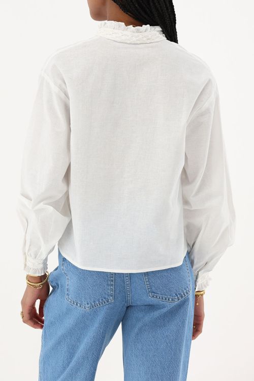 Weiße Bluse mit Rüschen