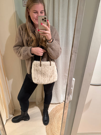 Felltasche mit Strickmuster