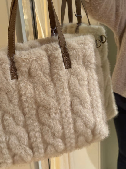 Felltasche mit Strickmuster