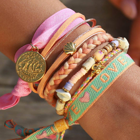 Geflochtenes Armband Love in Pastellfarben