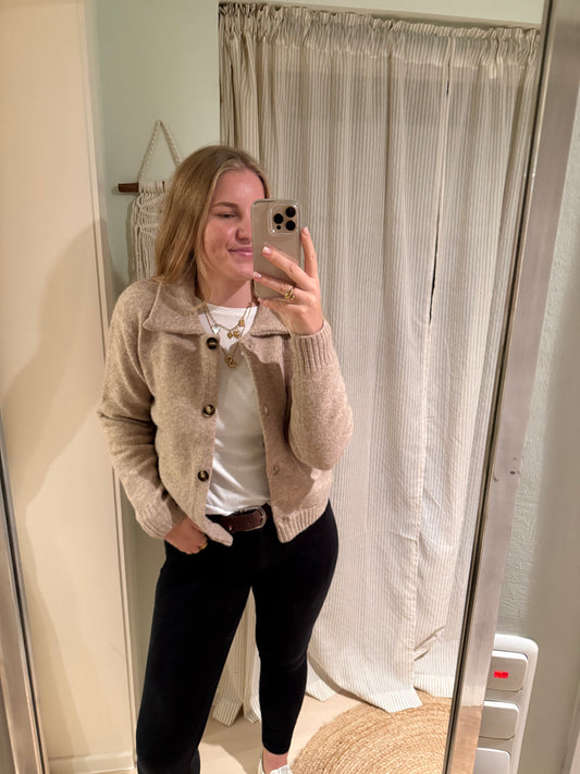 Strickjacke mit großem Kragen beige