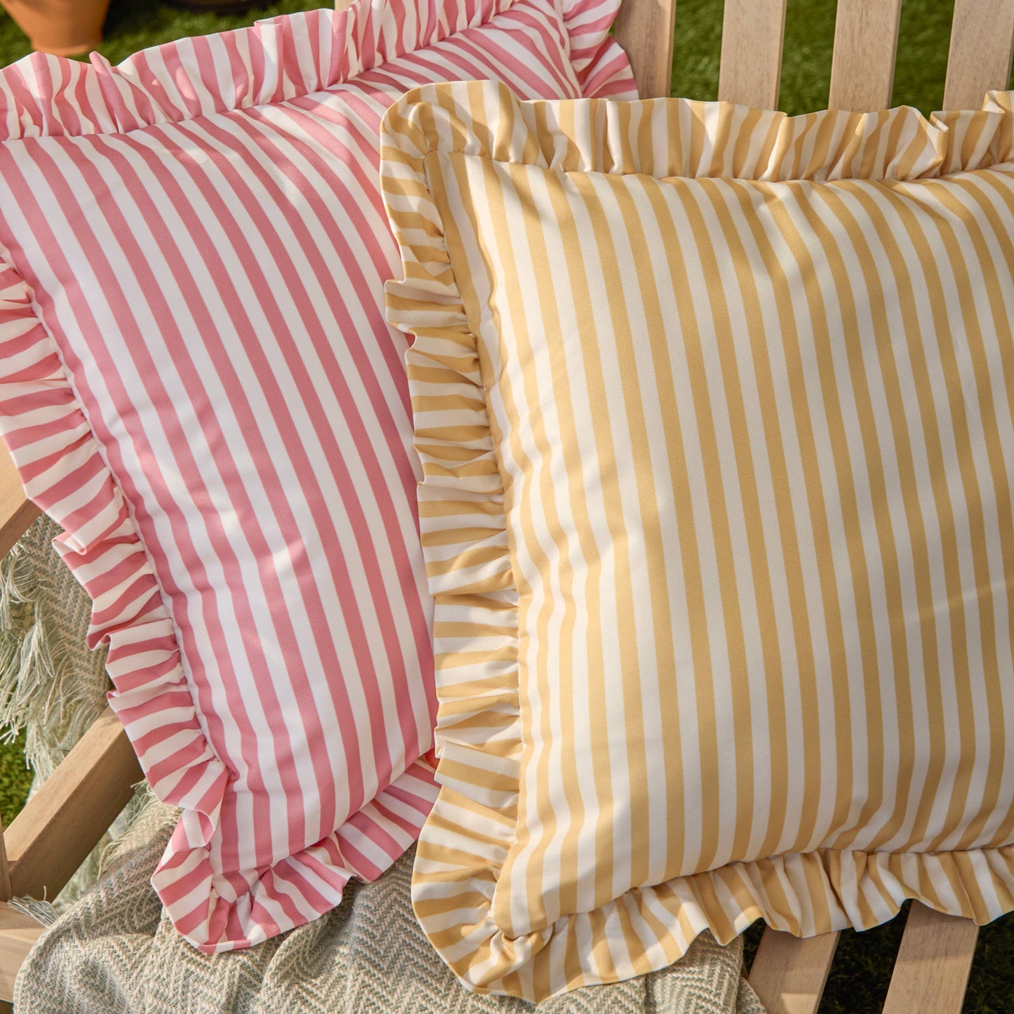 Outdoorkissen Millie mit Rüschen | pink