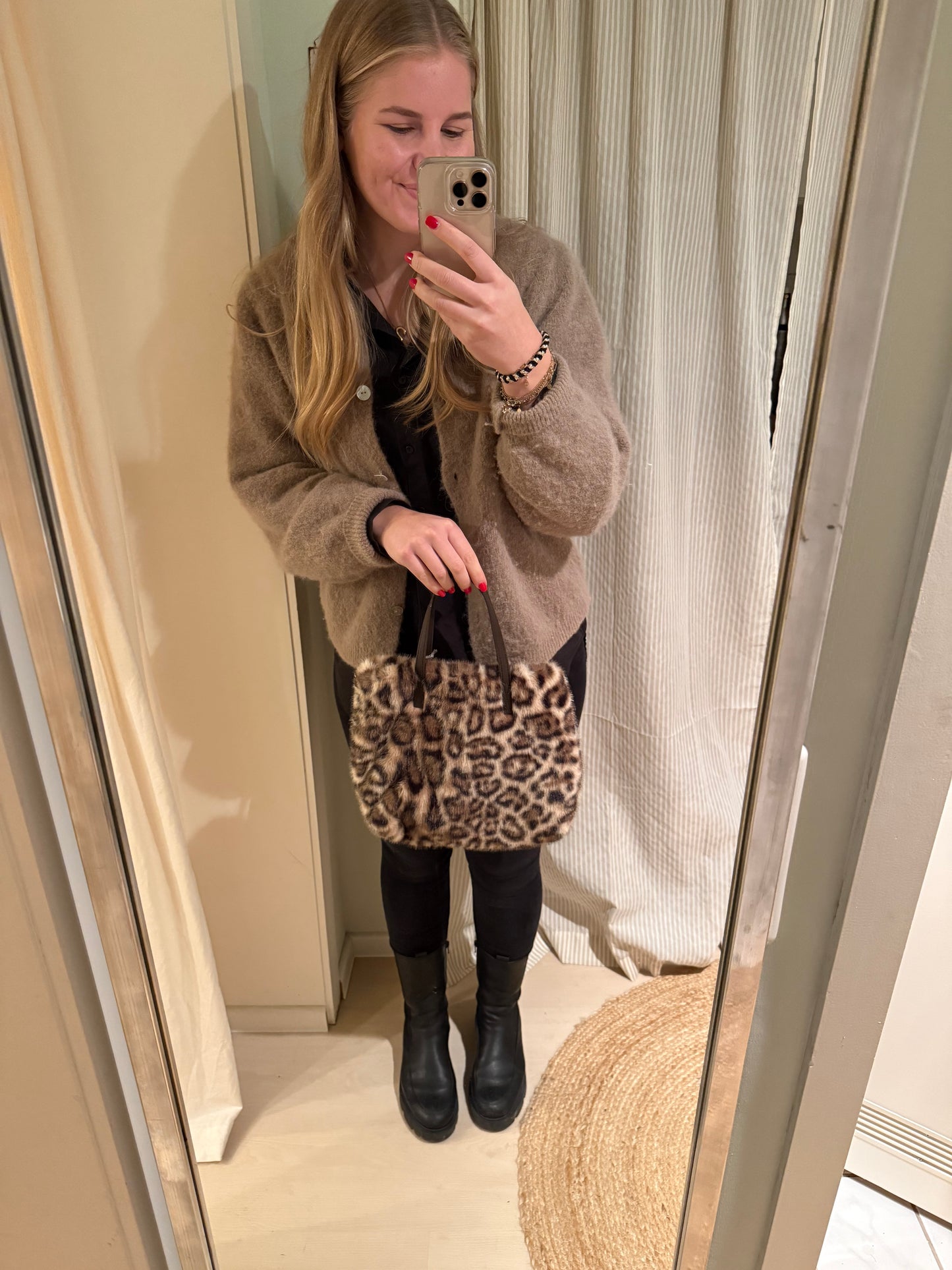 Felltasche mit Leo-Print