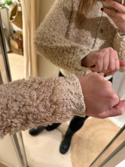 Kurzes Bouclé Jäckchen beige