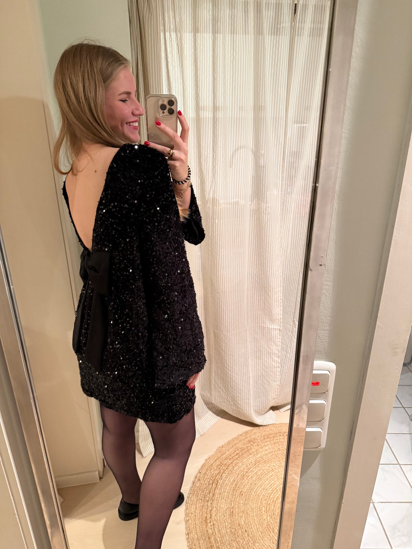 Pailletten Kleid mit Schleife