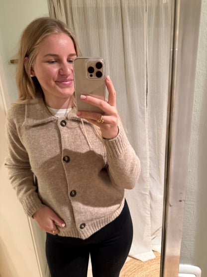 Strickjacke mit großem Kragen beige