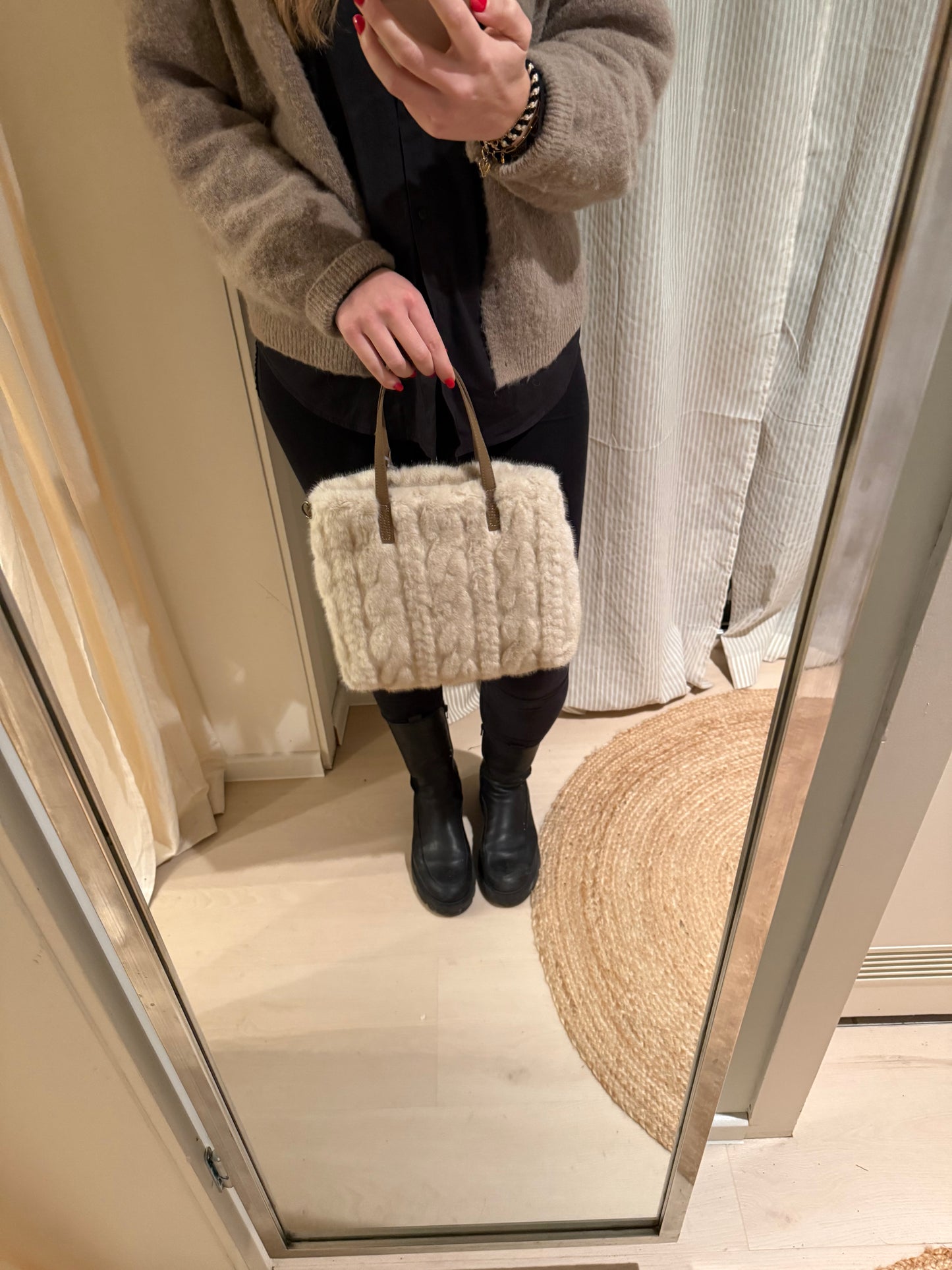 Felltasche mit Strickmuster