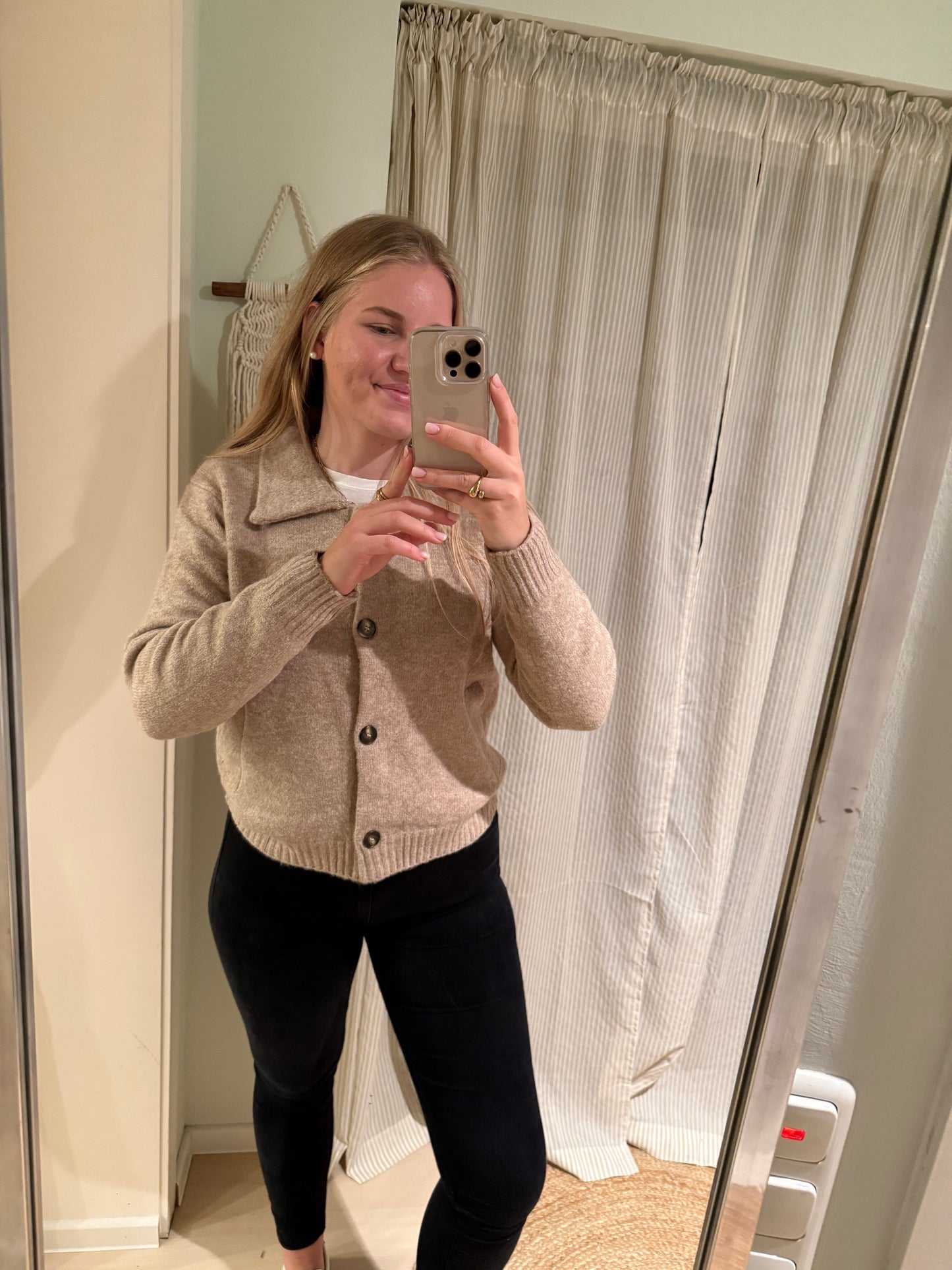 Strickjacke mit großem Kragen beige