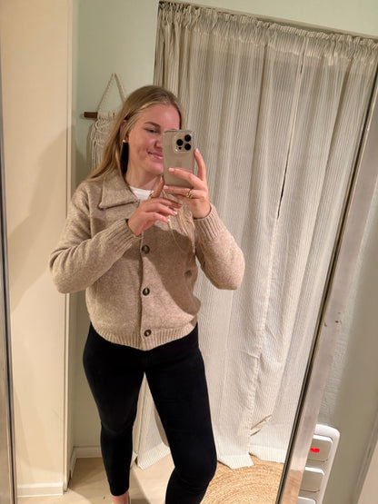 Strickjacke mit großem Kragen beige