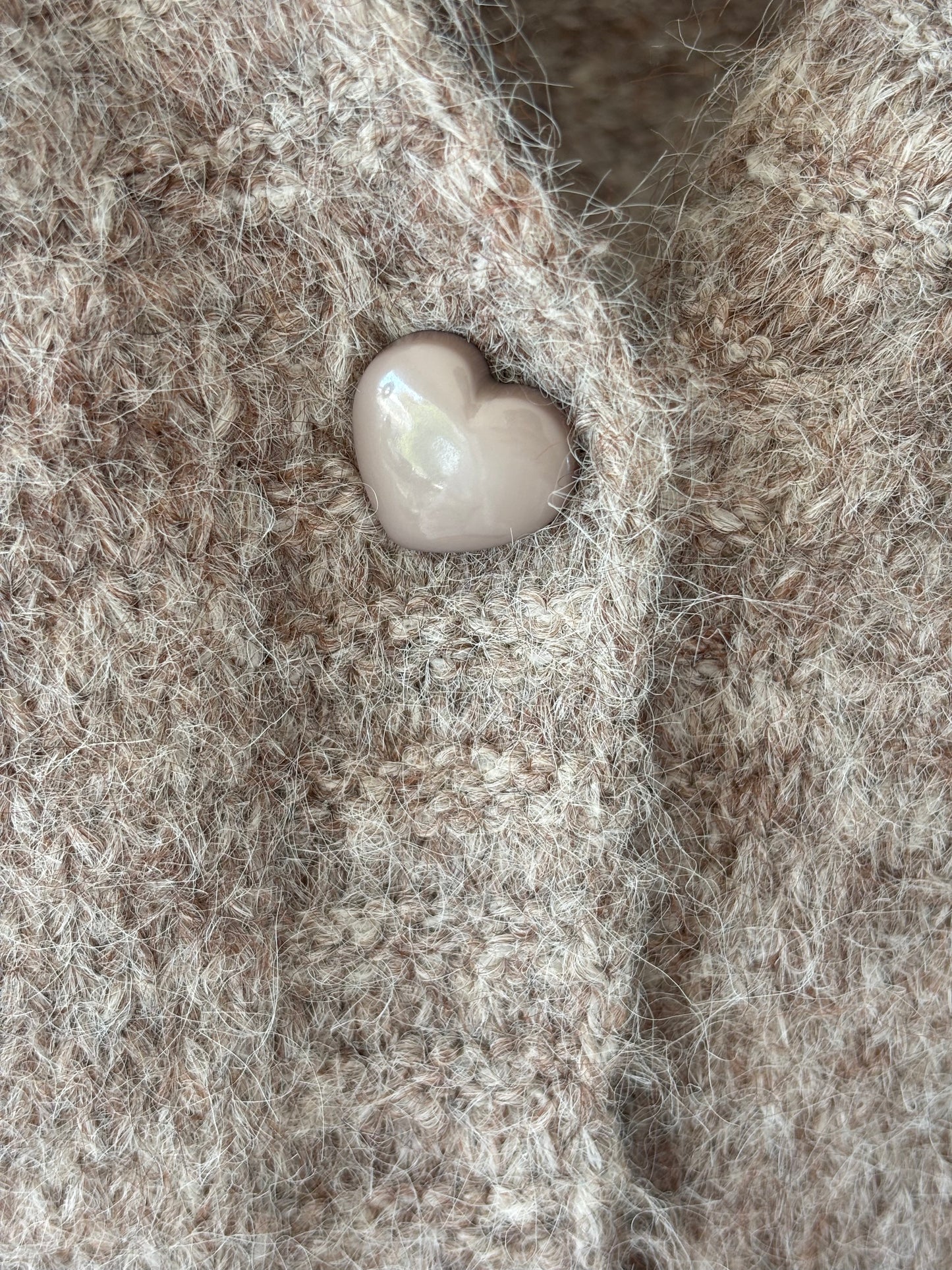 Strickjacke mit V-Ausschnitt und Patch