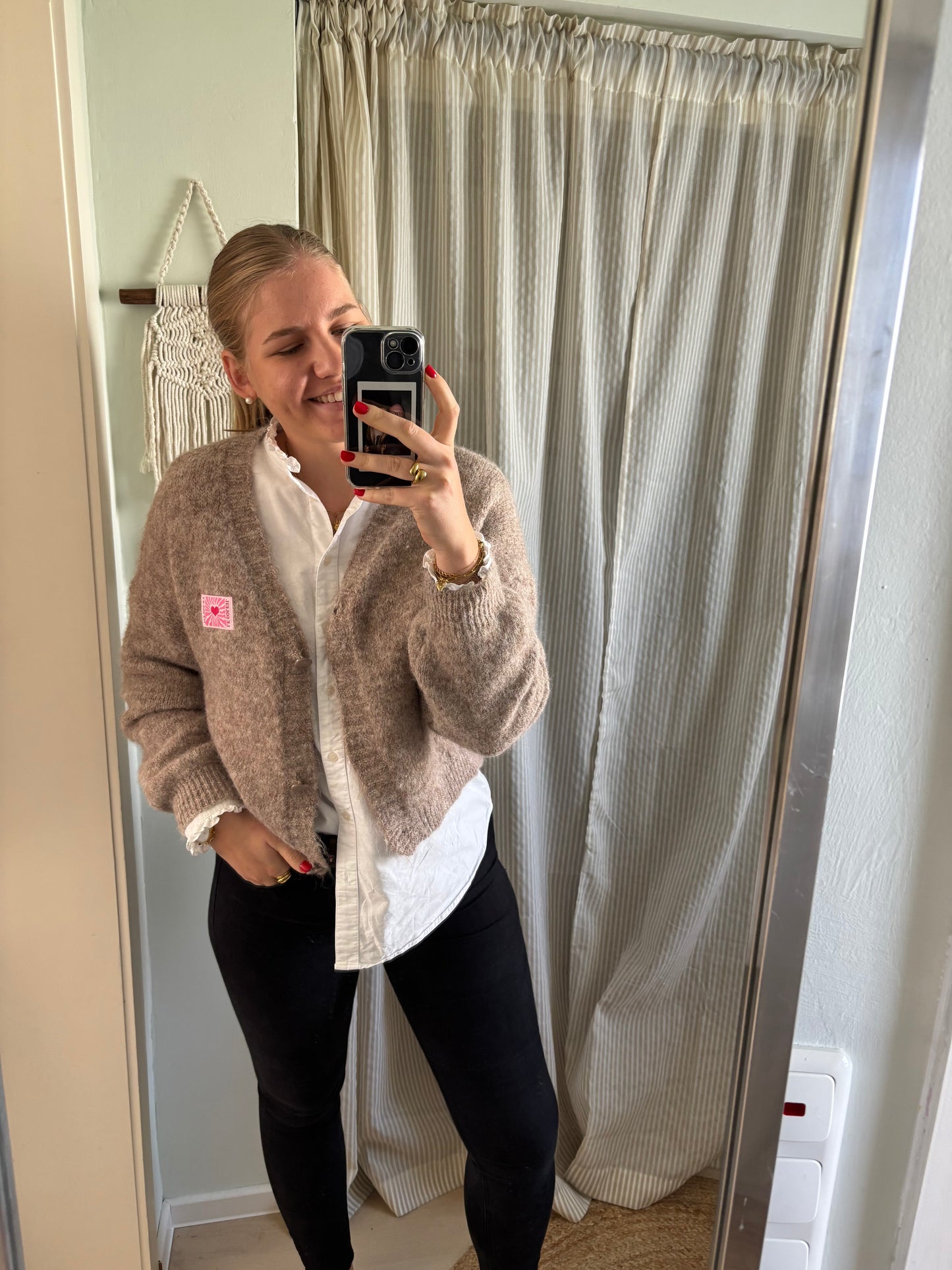 Strickjacke mit V-Ausschnitt und Patch