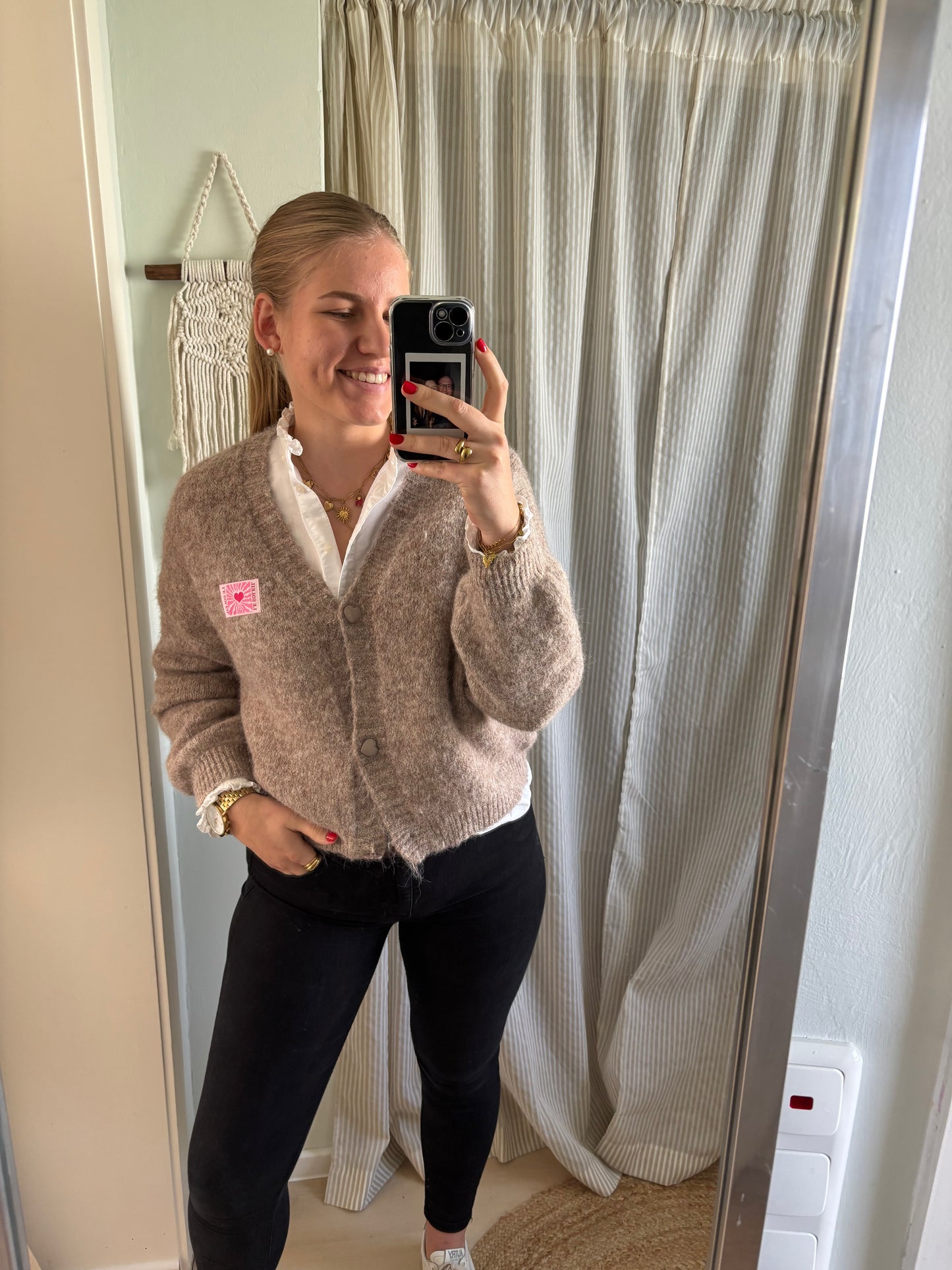 Strickjacke mit V-Ausschnitt und Patch