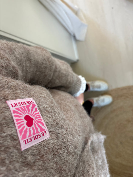 Strickjacke mit V-Ausschnitt und Patch