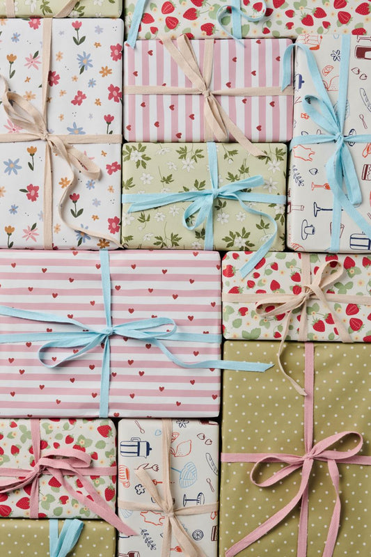 Geschenkpapierrolle | rosa Streifen und roten Herzen