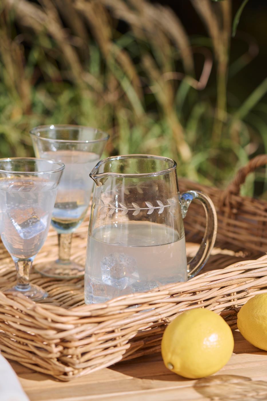 Kanne mit Henkel und Blätterranke