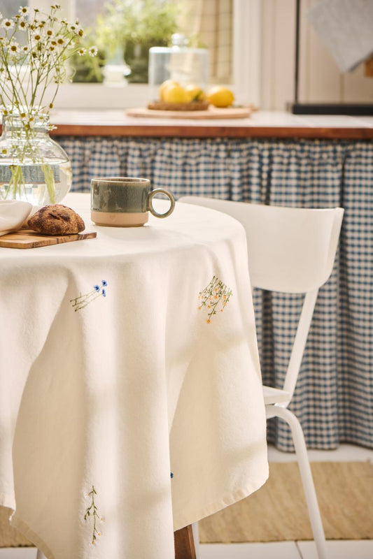 Tischdecke Flora mit bestickten Blumen