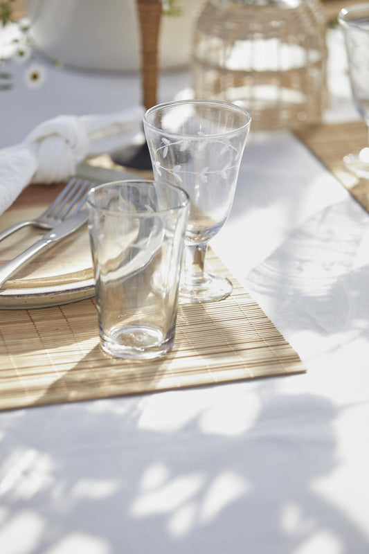 Trinkglas mit Blattkante