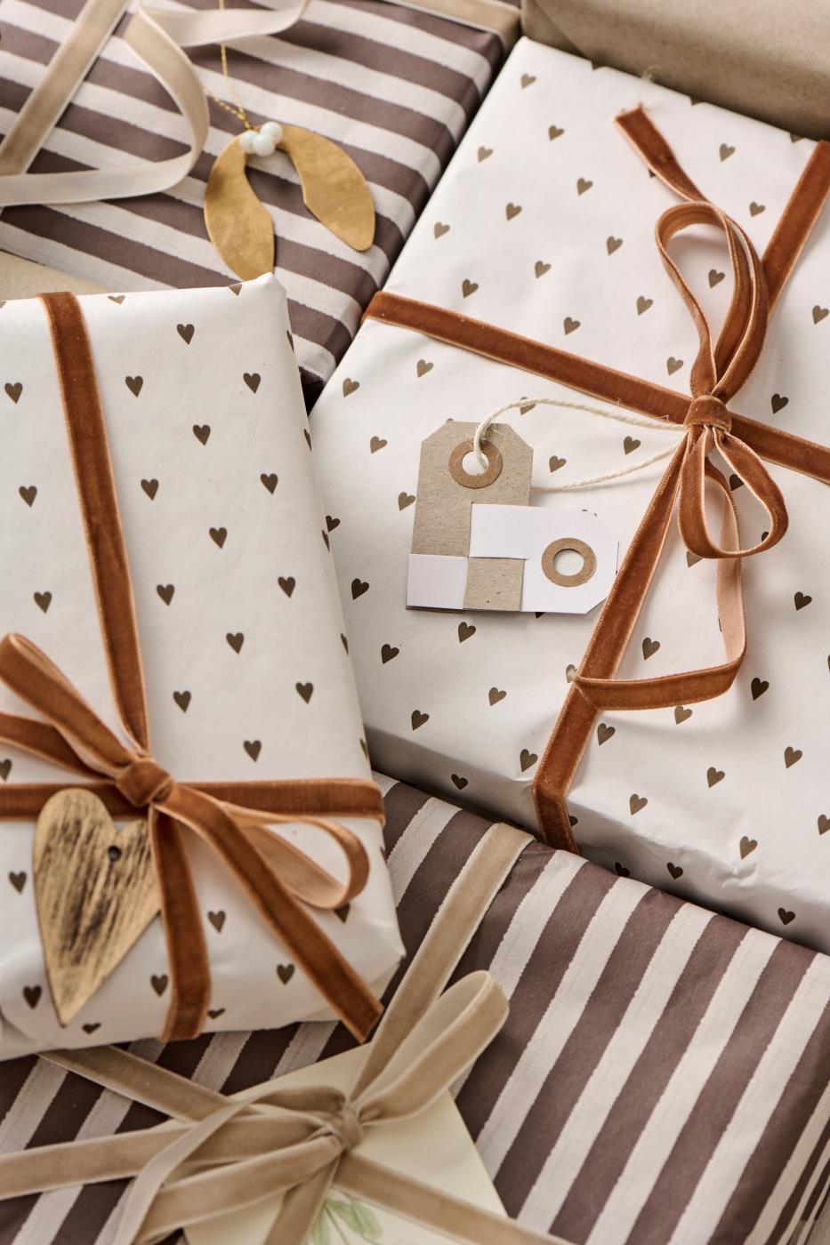 Geschenkpapierrolle mit braunen Herzen