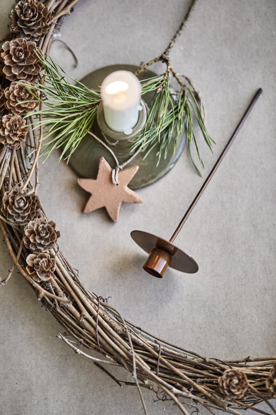 Naturkranz mit Lärchenzapfen
