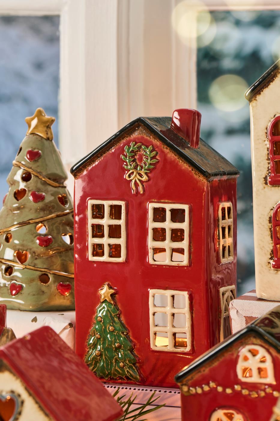 Stillenat Haus mit Tannenbaum vor dem Haus