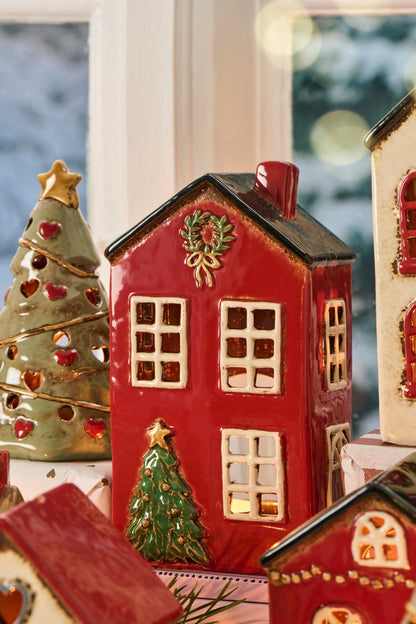 Stillenat Haus mit Tannenbaum vor dem Haus