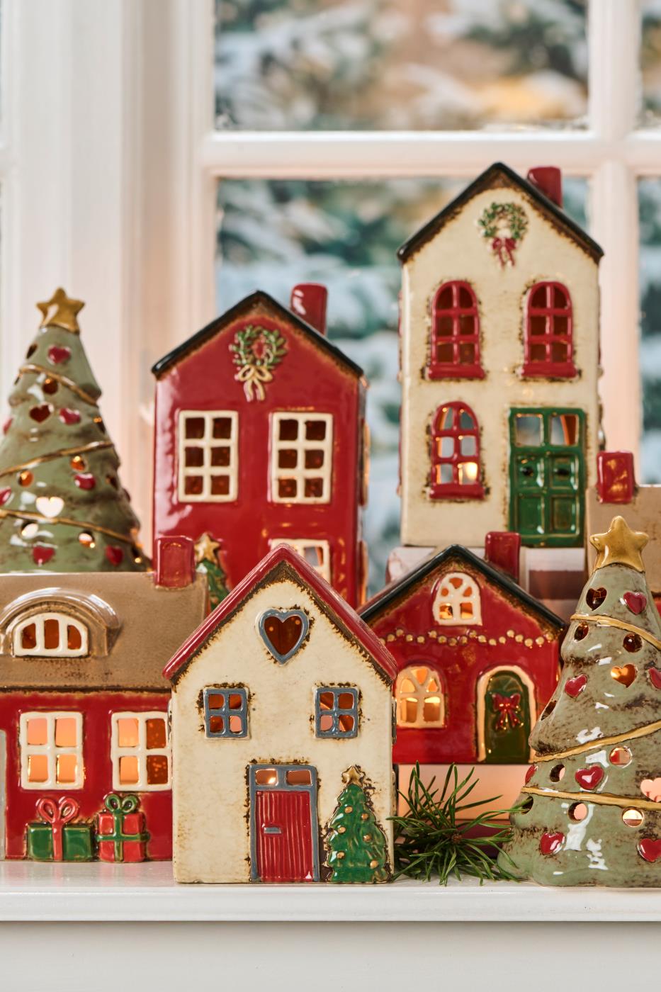 Stillenat Haus rotes Dach und Tannenbaum