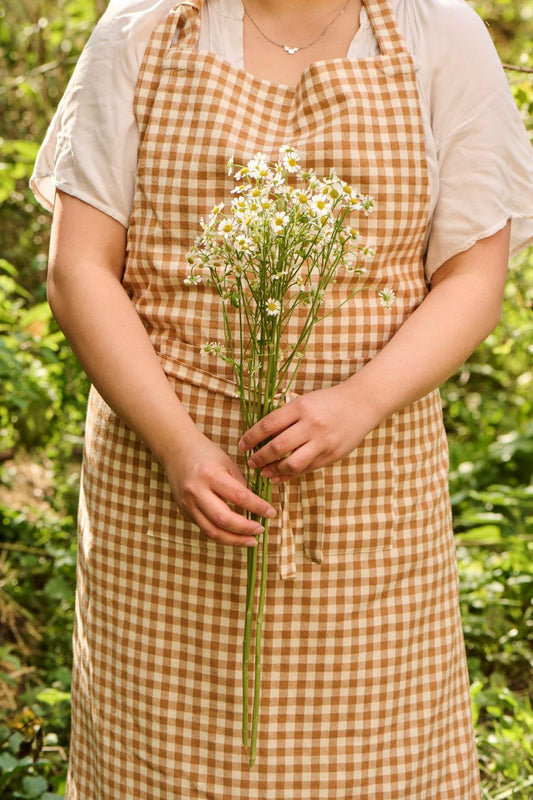 Schürze Luca rustikbraun m/kleinen naturfarbigen Karos und Tasche