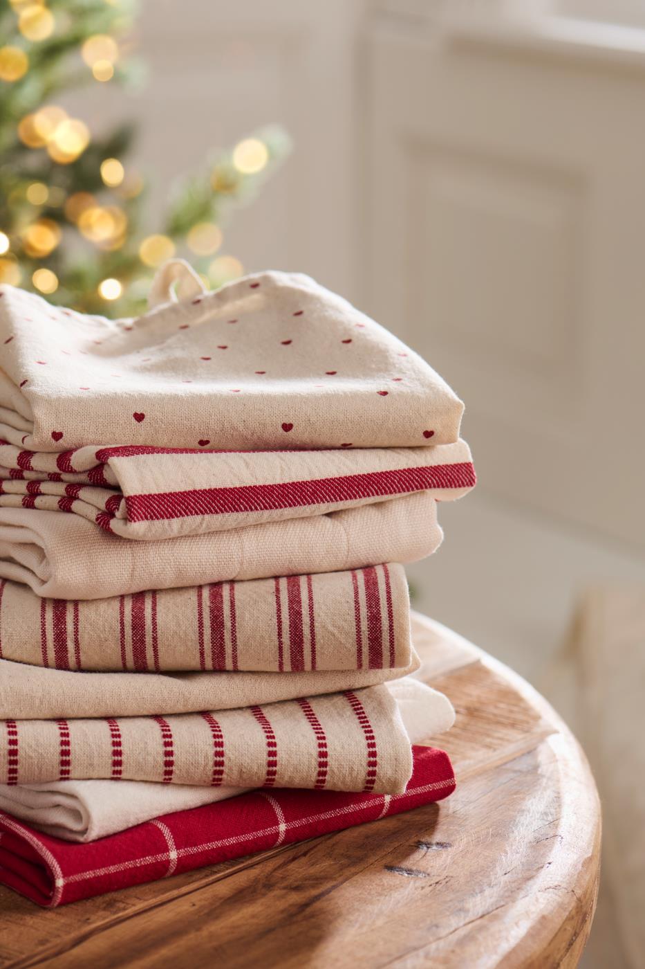 Geschirrtuch mit roten Herzen