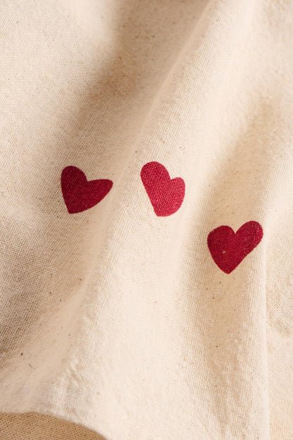 Geschirrtuch mit roten Herzen