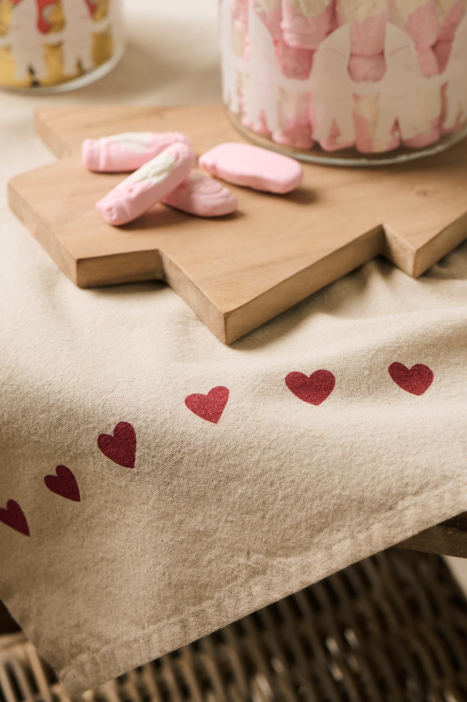 Geschirrtuch mit roten Herzen