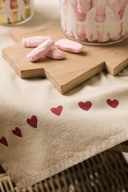 Geschirrtuch mit roten Herzen