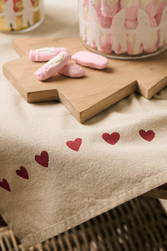 Geschirrtuch mit roten Herzen