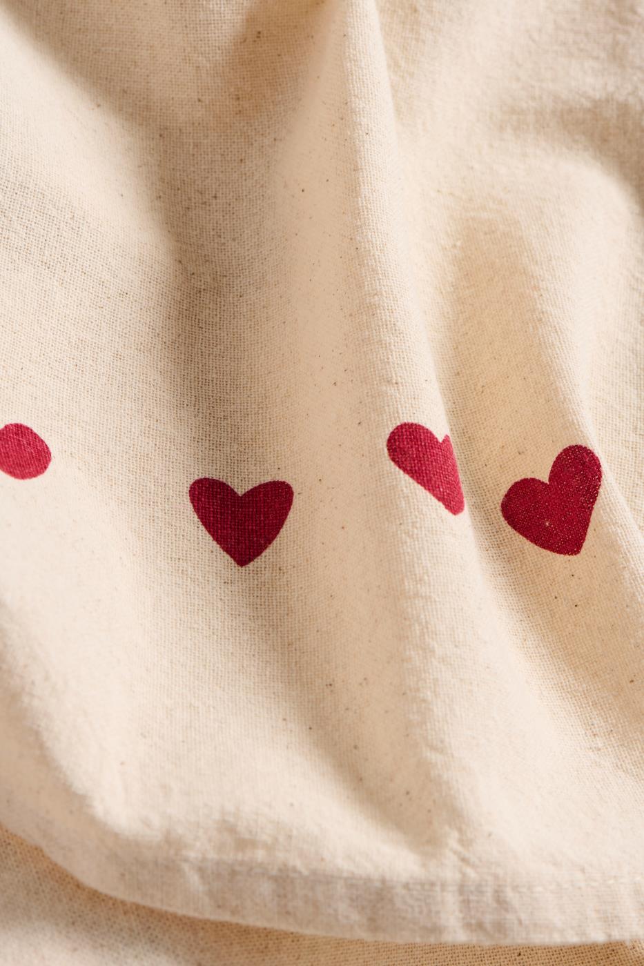 Geschirrtuch mit roten Herzen