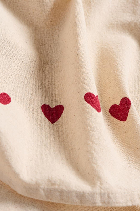 Geschirrtuch mit roten Herzen