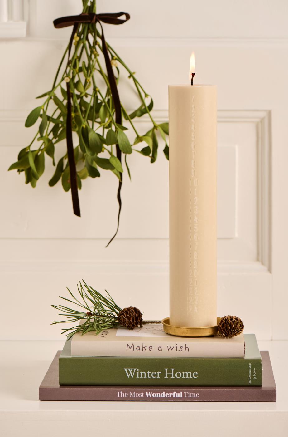 Weihnachtskerze mit geprägten Zahlen graunatur