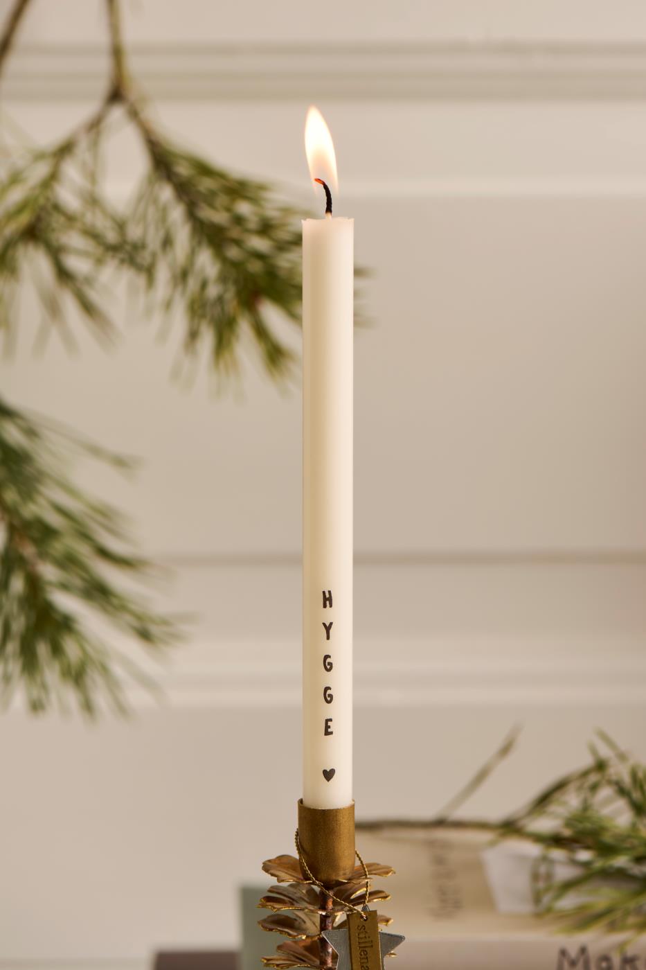 Dünne hohe Kerze mit Hygge Ø:1,3