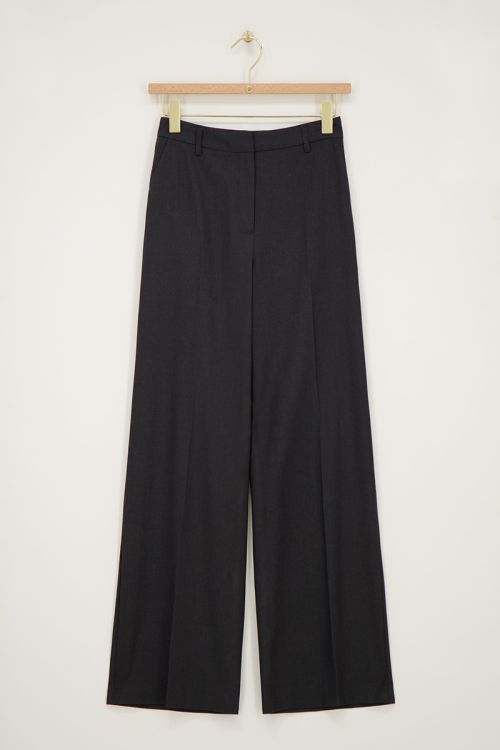 Graue Hose mit weitem Bein