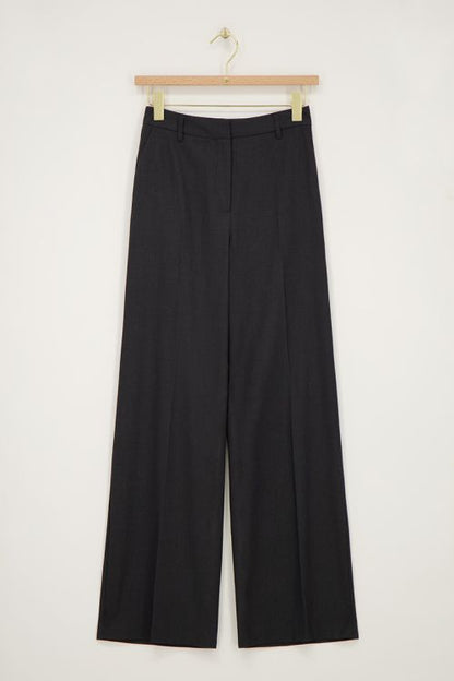 Graue Hose mit weitem Bein