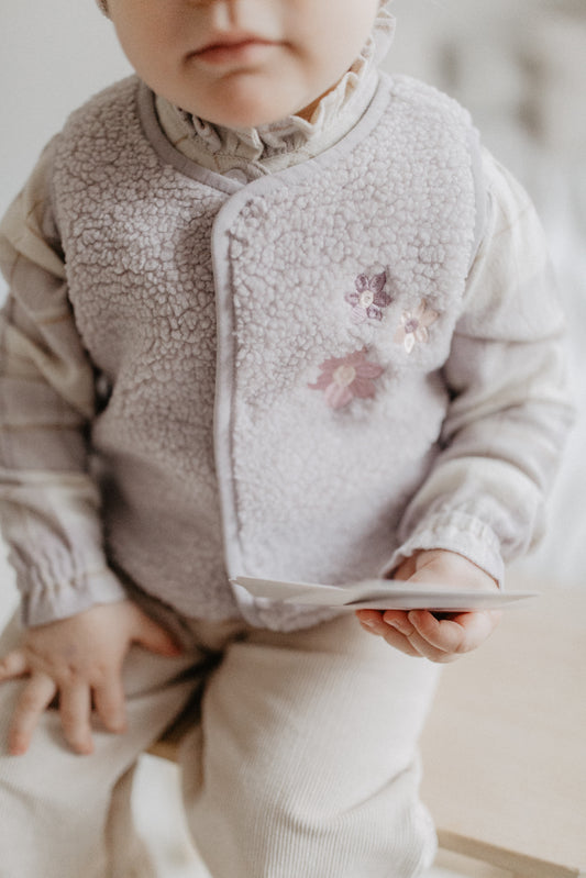 Teddy Weste 'lavender' mit Blumenstickerei - lavender