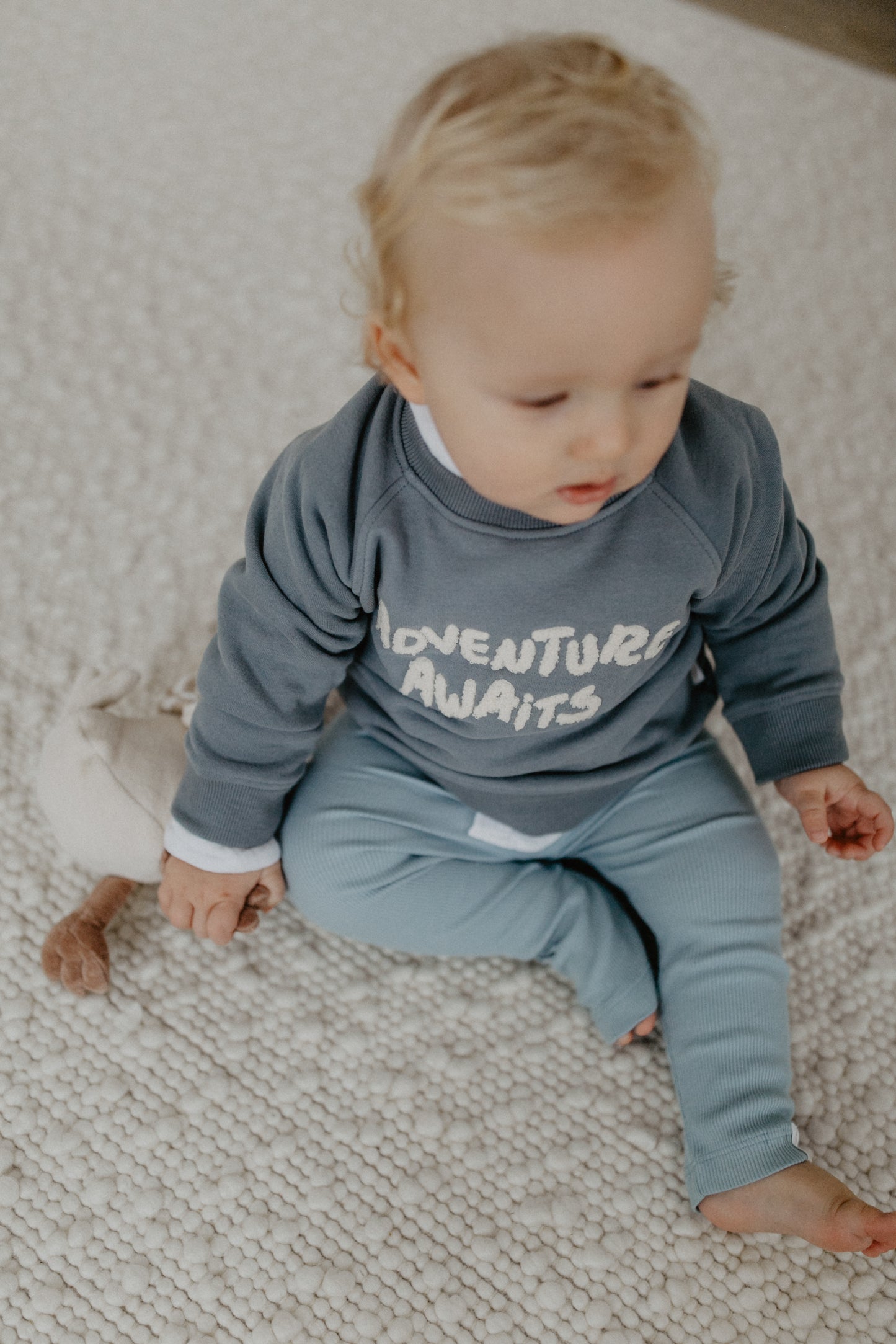 Unisex Oversized Sweatshirt "Adventure Awaits"