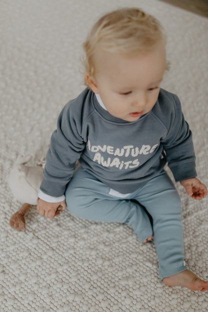 Unisex Oversized Sweatshirt "Adventure Awaits"