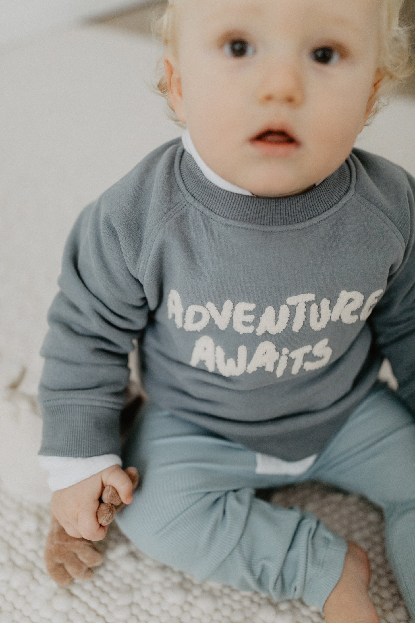 Unisex Oversized Sweatshirt "Adventure Awaits"